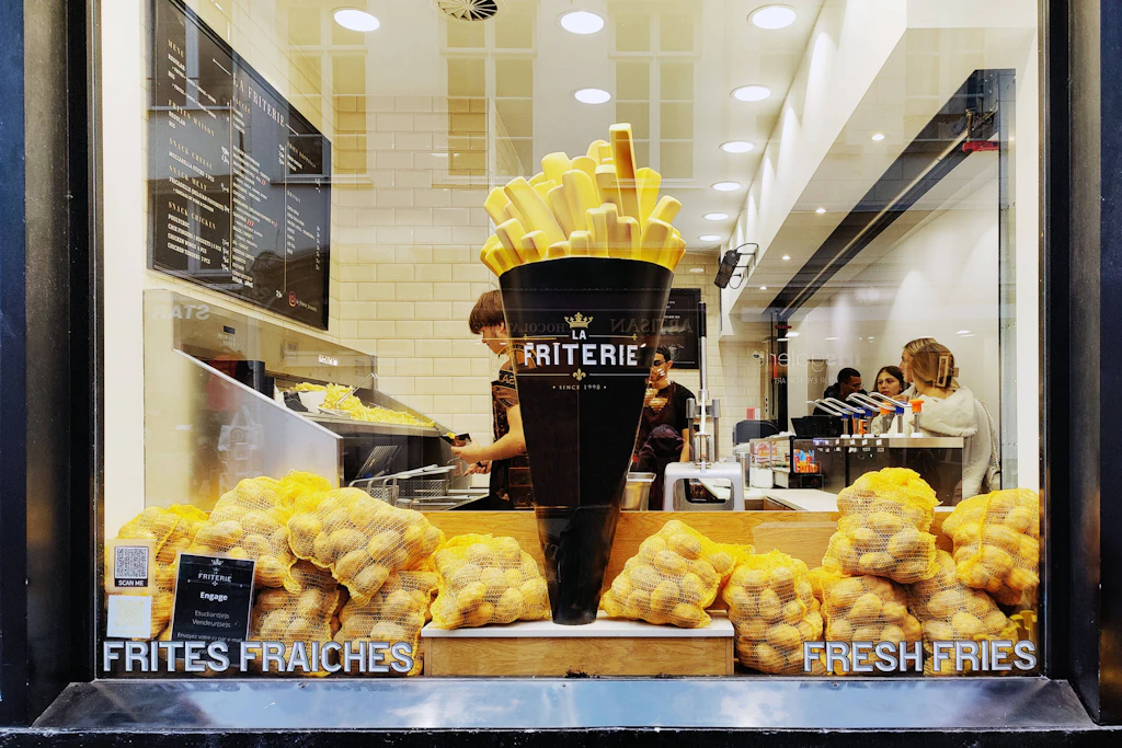 Frische Frites im Schaufenster einer belgischen Friterie. Eine Wirtin in Stockay rettete ihren Imbiss mit einem Nebenjob (Symbolbild).