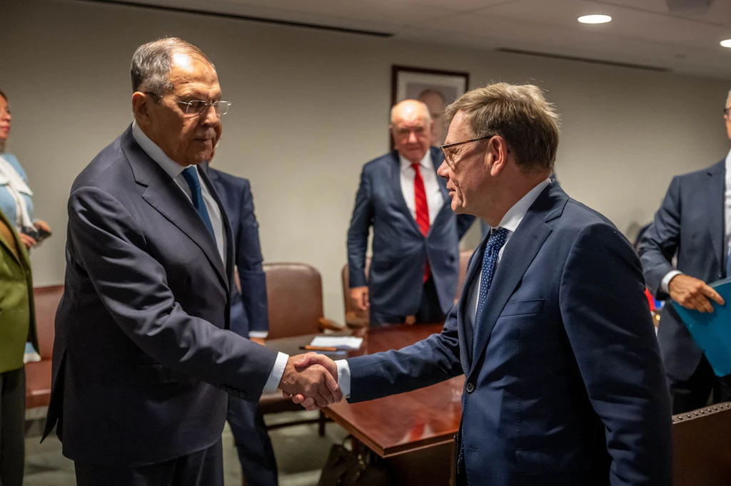 Sergej Lawrow (l.) und Johann Wadephul nach ihrem ersten bilateralen Treffen seit Beginn des Ukraine-Kriegs. Beide Seiten blieben bei zentralen Fragen uneins.