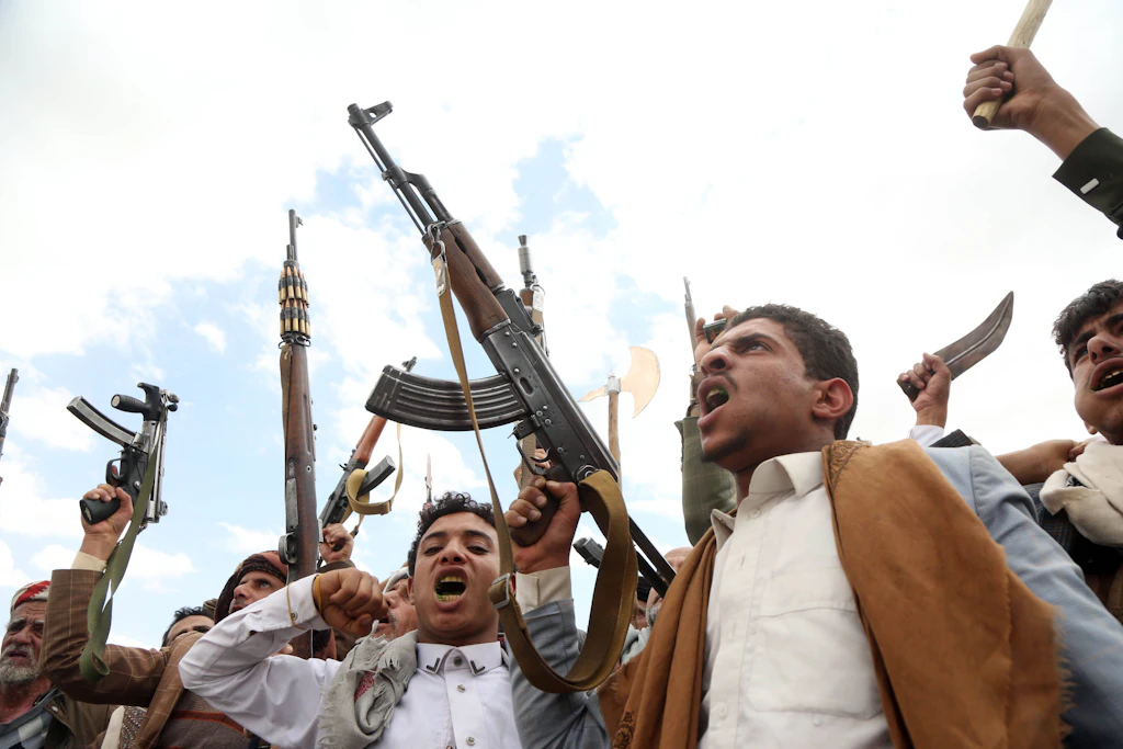 Tausende Menschen versammeln sich im Februar 2026 in Sanaa auf dem Sebeen-Platz, der von der vom Iran unterstützten Huthi-Bewegung kontrolliert wird, um gegen Israels Angriffe auf den Gazastreifen zu protestieren.