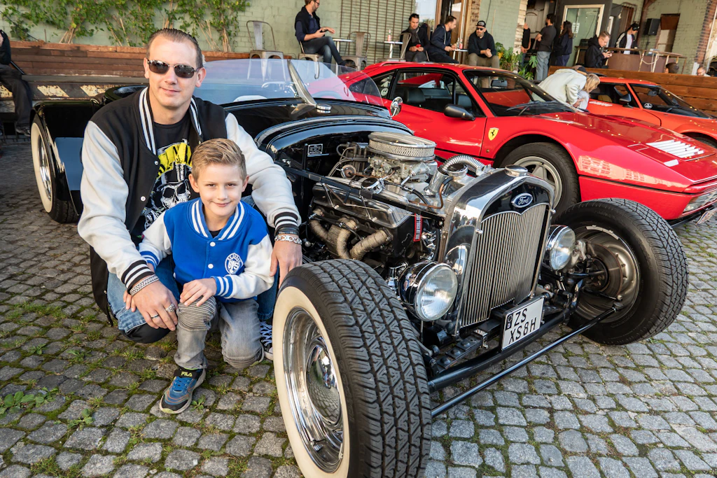 Aus alt mach neu: Micha und sein Sohn Milo mit ihrem als Hotrod umgebauten Ford Model A