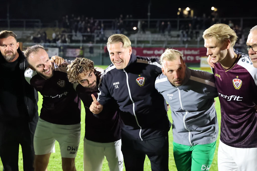 Nach dem Sieg gegen den Greifswalder FC ist die Stimmung im abschließenden Mannschaftskreis um Trainer Sven Körner (M.) beim BFC Dynamo locker und lustig.