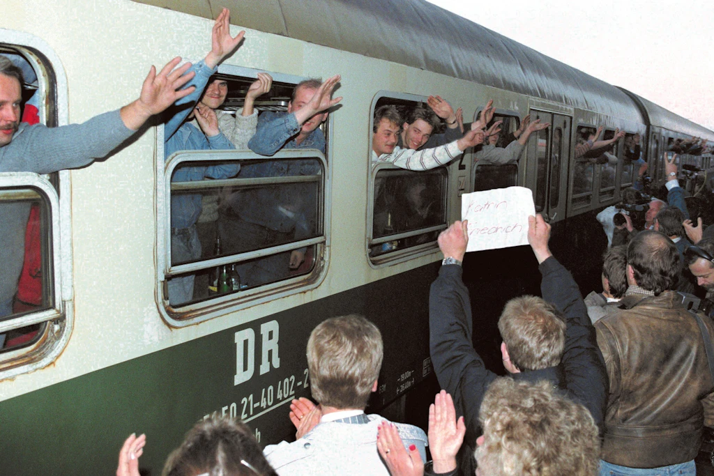 Das Foto zeigt Markus Rindt bei der Einfahrt des Sonderzuges am 5. Oktober im Bahnhof in Hof. Er steht, etwas zurückgesetzt, am mittleren Fenster und trägt einen beigefarbenen Pullover.