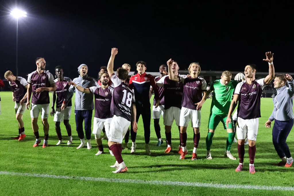 Das Tanzen vor dem Fanblock war für den BFC Dynamo nur der Aufgalopp für eine knackige Kabinenparty.