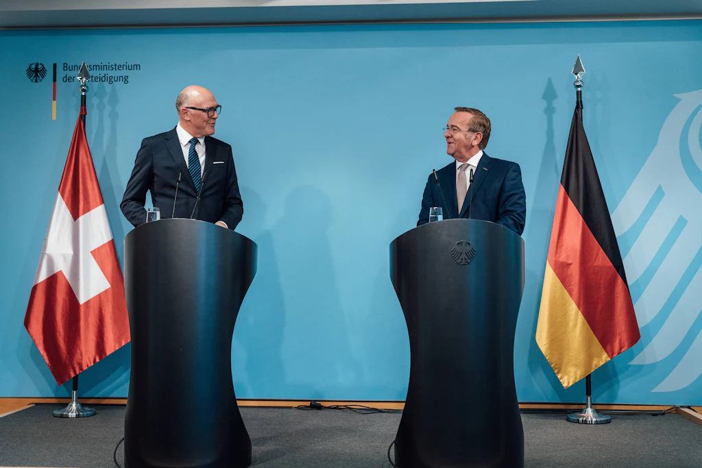 Verteidigungsminister unter sich: Werden aus Nachbarn militärische Partner? Schweizer stimmen am Sonntag darüber ab.