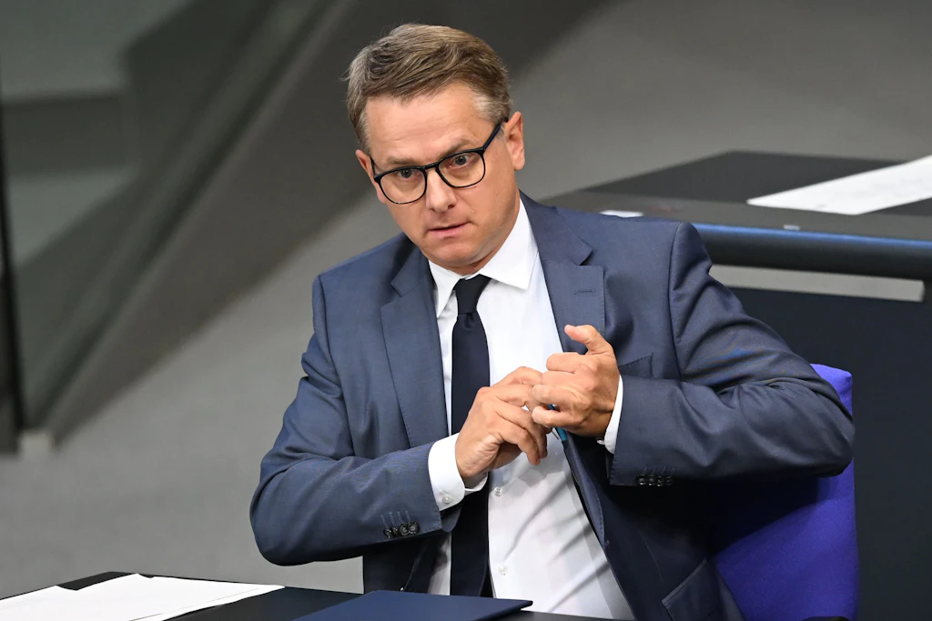 Carsten Linnemann (CDU) steht wegen seiner Reformpläne zur Pflegeversicherung in der Kritik. Die SPD kündigt Widerstand an.