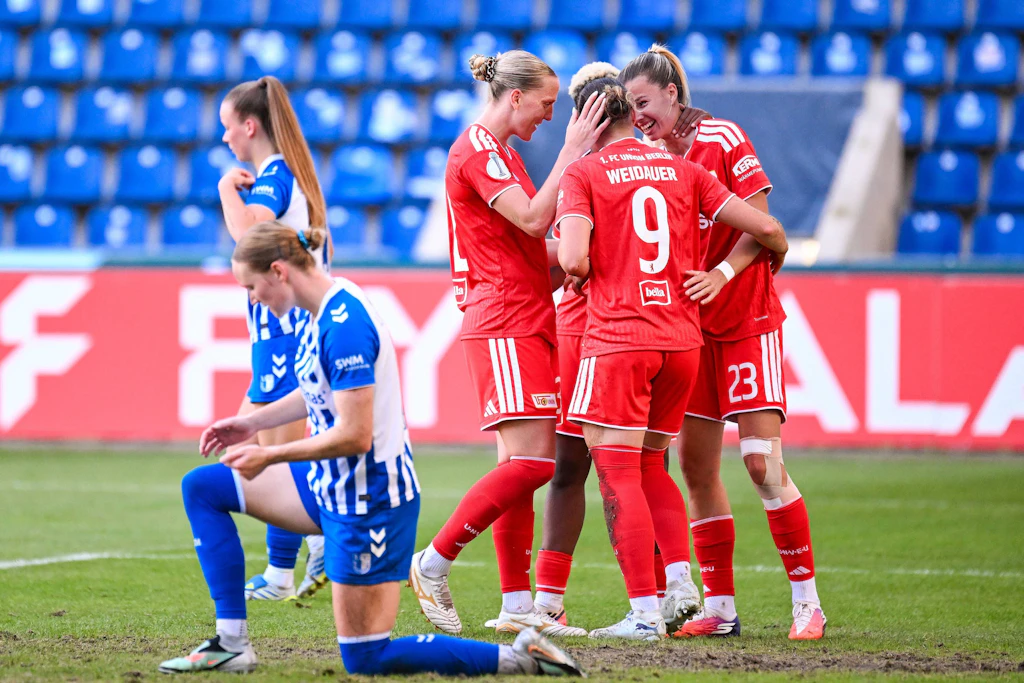 Jubel in Magdeburg: Die Spielerinnen des 1. FC Union Berlin feiern die Torschützin zum 2:0, Sophie Weidauer (9).