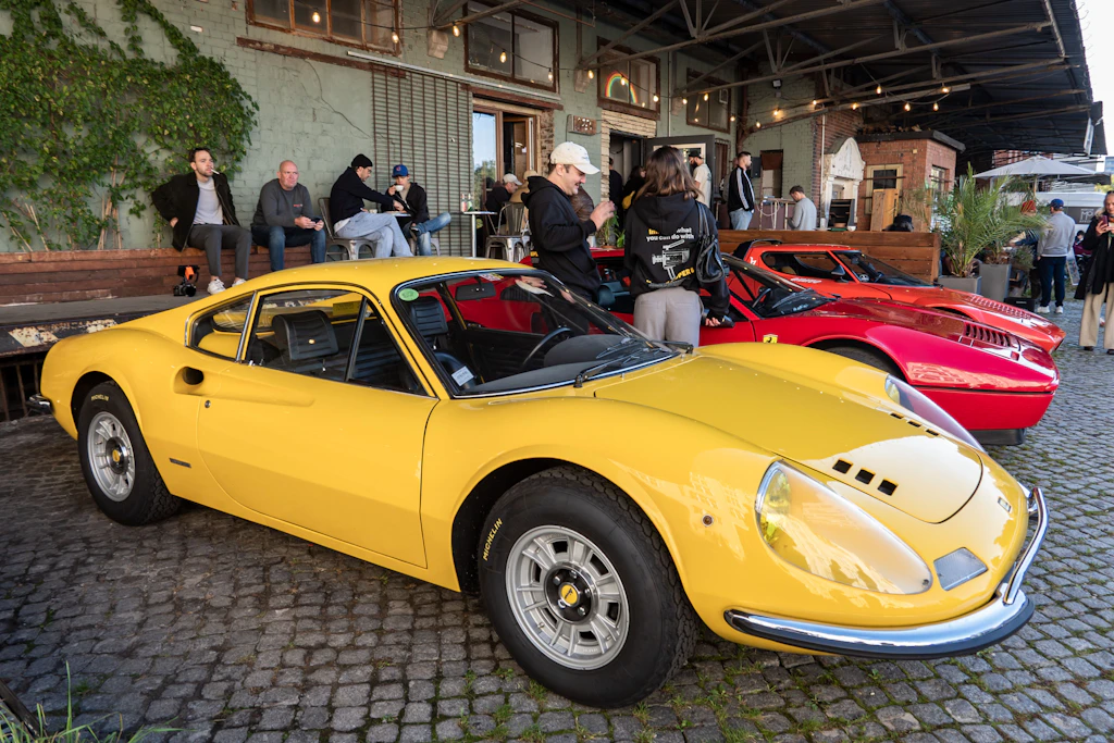 Haben den Weg aus dem Marathon-Chaos gefunden: ein Ferrari Dino, ein Ferrari 328 GT und ein Lancia Stratos.