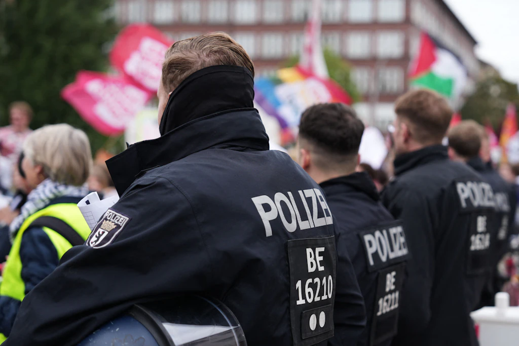 Eine Hundertschaft der Berliner Polizei begleitet Menschen bei einer Demonstration gegen die Wiedereinführung der Wehrpflicht.