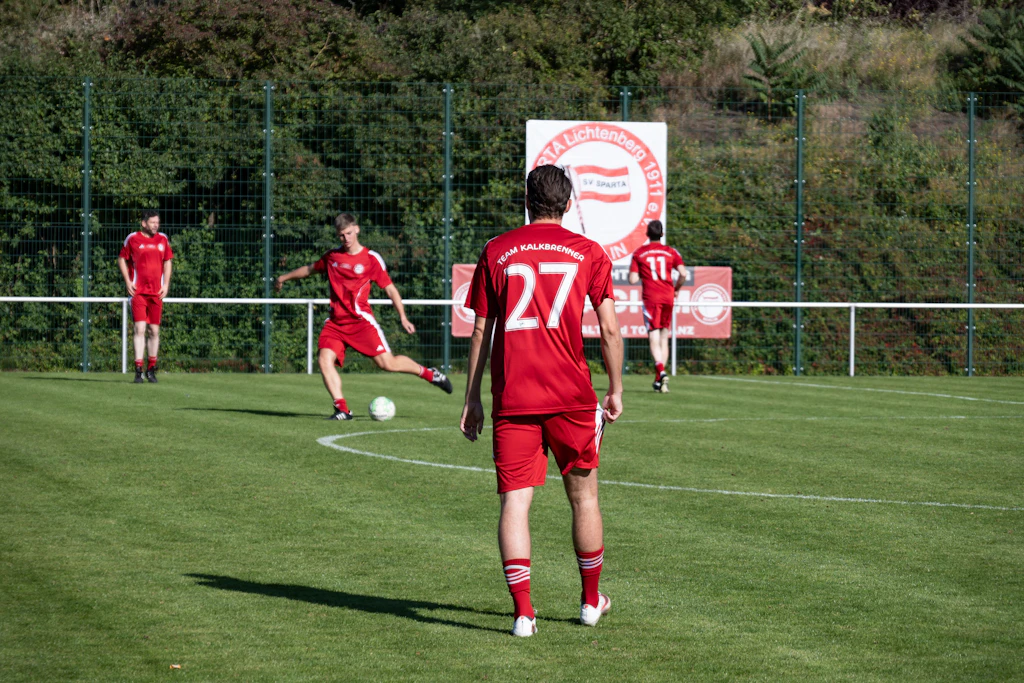 Macht sich warm für das große Spiel: Das Team Paul Kalbrenner auf dem gleichnamigen Sportfeld.
