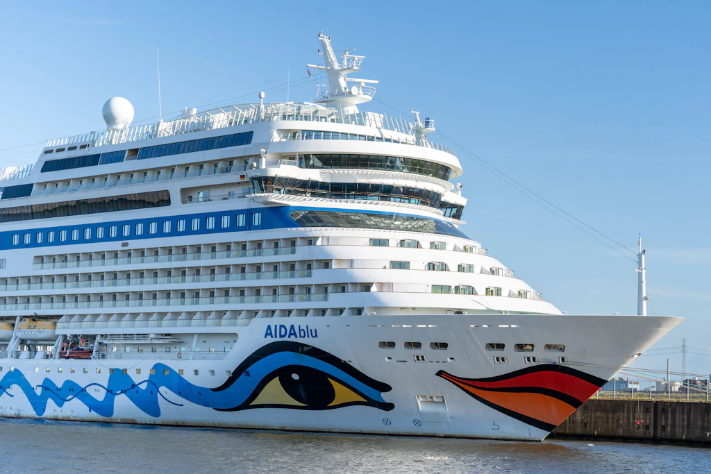 Kreuzfahrtschiff AIDAblu im Hamburger Hafen