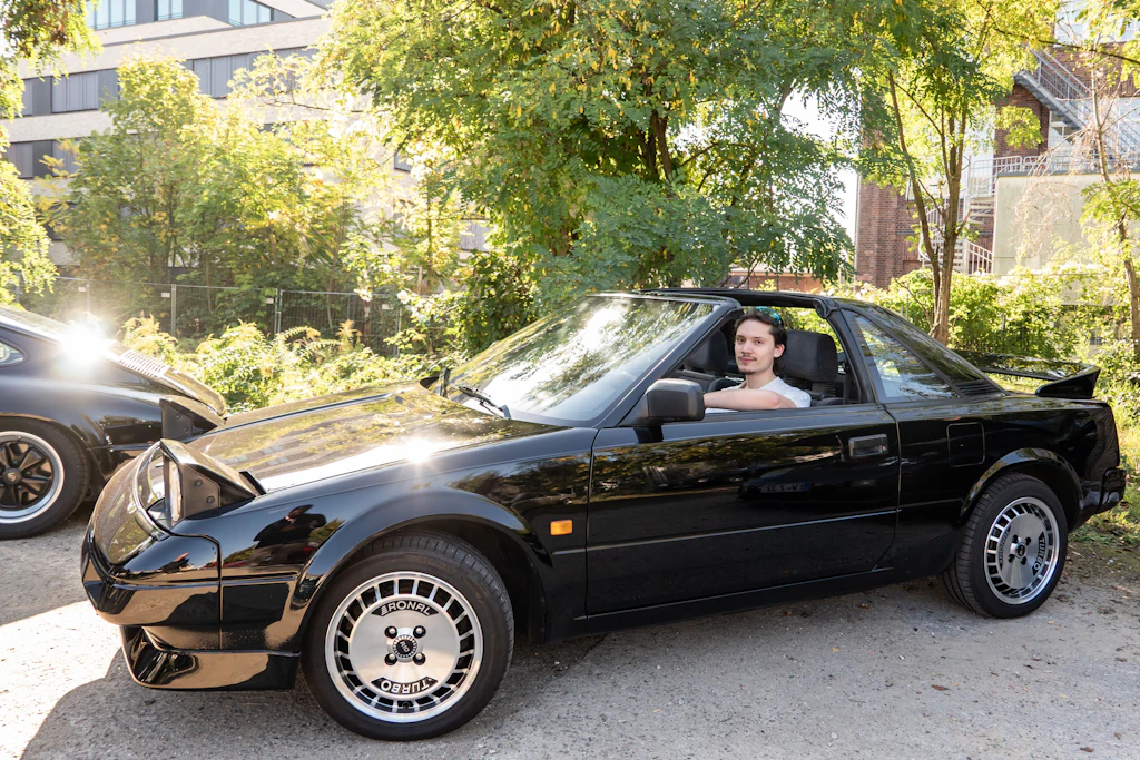 Bevor er sich seinen Traumwagen – einen Toyota MR2 – zulegte, machte Emil zunächst eine Ausbildung zum Kfz-Mechaniker.
