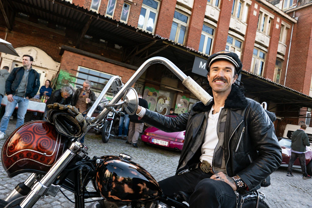 „Sieht nicht nur selbstmörderisch aus“ – Bernhard auf seiner gefährlichen Harley Davidson