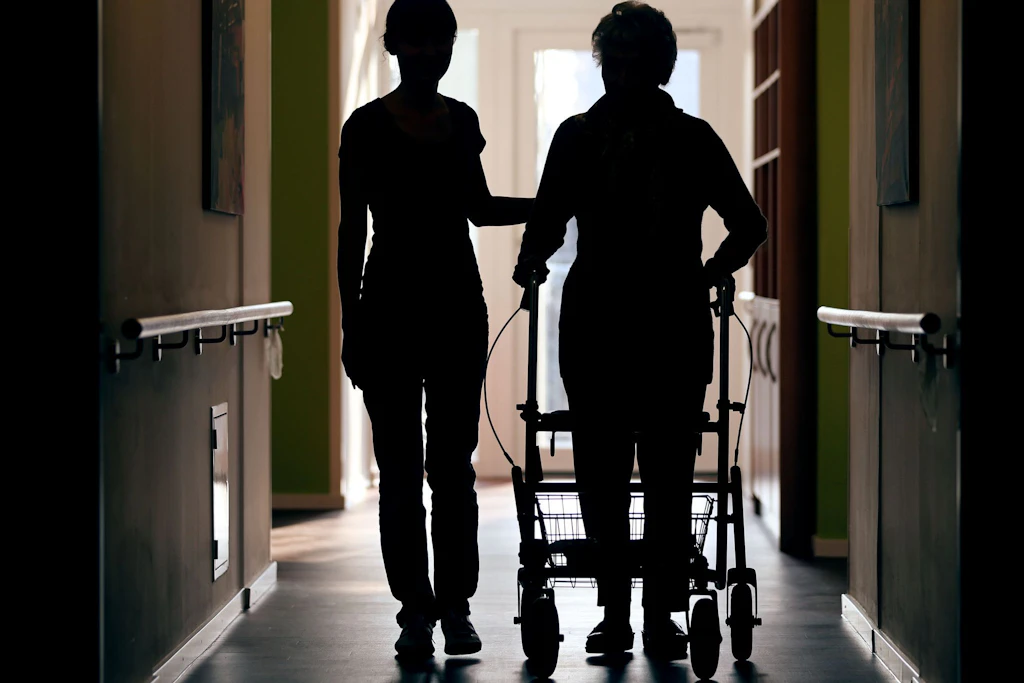 Vier von fünf pflegebedürftigen Senioren werden zuhause betreut, auch weil die Heimkosten explodiert sind.