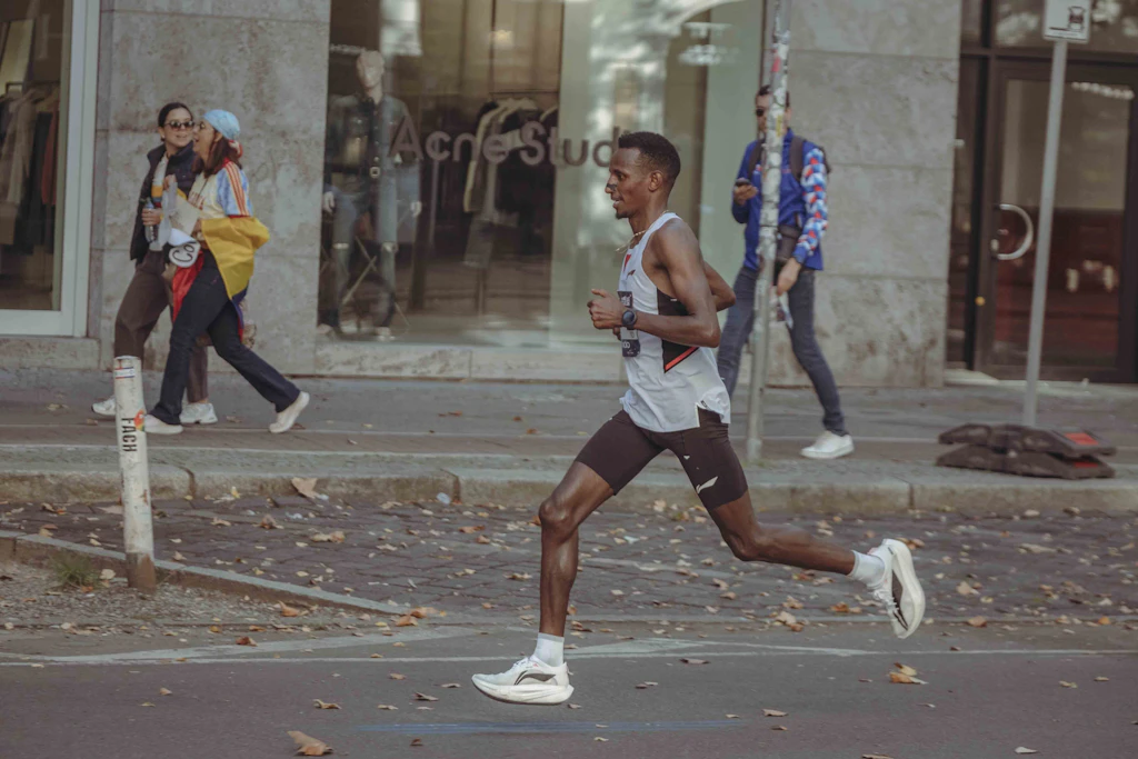 Vorbei an Schaufenstern und Schaulustigen: Ein Läufer beim 52. Berlin-Marathon am Sonntag. Rund 56.000 Menschen waren am Start.
