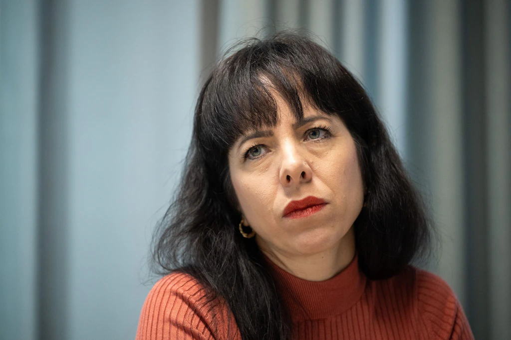 Elif Eralp (Linke) zeigt Innenminister Alexander Dobrindt (CSU) an.