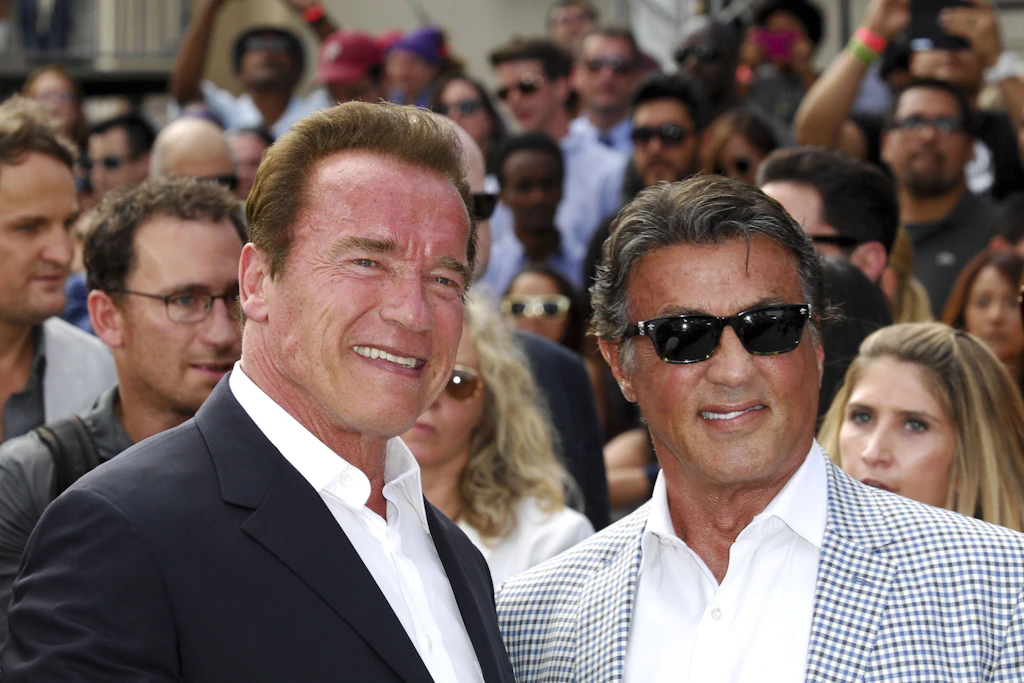 Früher hätte er es mit ihm nicht in einem Raum ausgehalten: Stallone (r.) mit Arnold Schwarzenegger 2015 bei der „Terminator: Genisys“-Premiere in Hollywood.