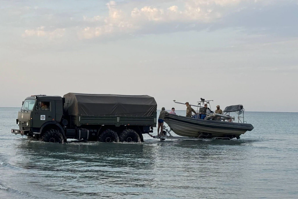 Rettungskräfte suchen nach Soldaten, die bei einer Marineübung am Kaspischen Meer ins Wasser gerissen wurden.