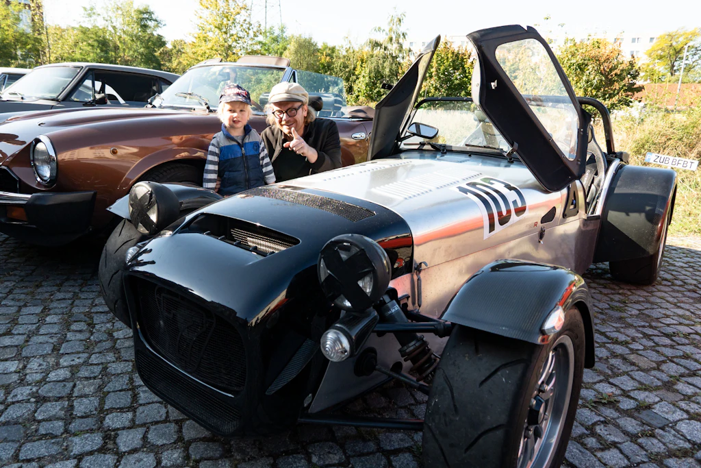 Britische Leichtigkeit: Lloyd und Merlin mit ihrem gerade einmal 550 Kilogramm schweren Caterham Super 7