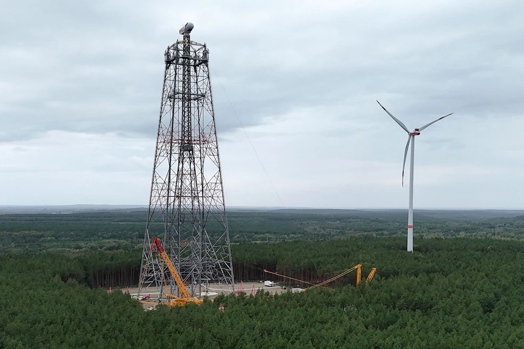 Der Höhenwindturm in der Niederlausitzer Braunkohleregion wird am Ende der Montage nur drei Meter kleiner sein als der Berliner Fernsehturm.