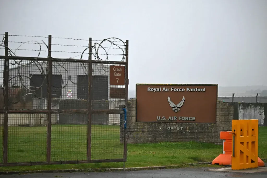 Eingang zur RAF Fairford im Südwesten Englands. Die Basis wird von der US-Luftwaffe genutzt und war zuletzt auch für Einsätze im Iran-Krieg von Bedeutung.