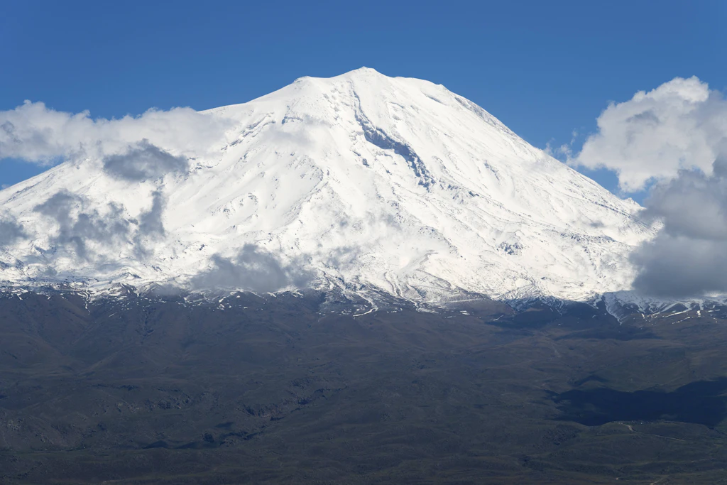 Der Berg Ararat im Osten der Türkei: Knapp 30 Kilometer weiter südlich liegt die Durupınar-Formation, die manche für die Arche Noah halten (Symbolbild).