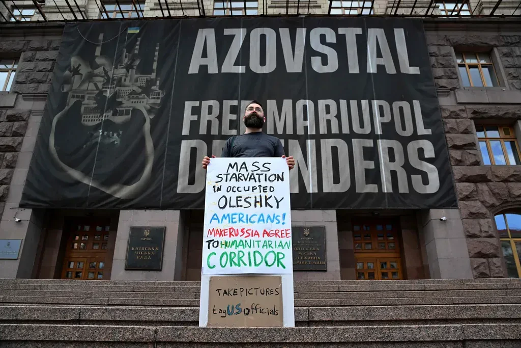 Ein Demonstrant vor dem Kiewer Rathaus fordert einen humanitären Korridor für Oleschky. Die Versorgungslage in der russisch besetzten Stadt am Dnipro hat sich zuletzt weiter verschärft.