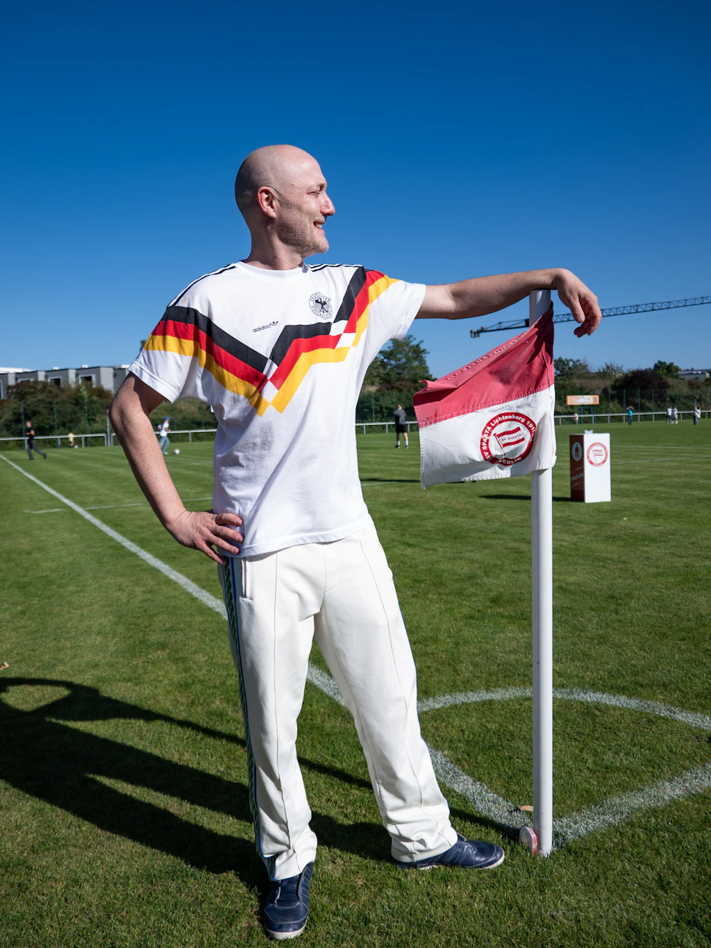 Blickt auf das Sportfeld, das nach ihm benannt worden ist: Paul Kalkbrenner.