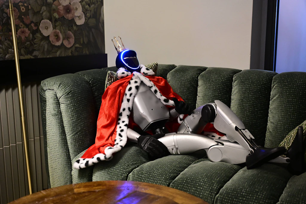 Ein humanoider Roboter vom Typ Unitree G1, verkleidet als „Ludwig II. von Robotollern", bei der Dresdner Schlössernacht im Juli 2026. Forscher aus Stanford lassen dasselbe Modell mit KI eine Küche aufräumen. (Symbolbild)