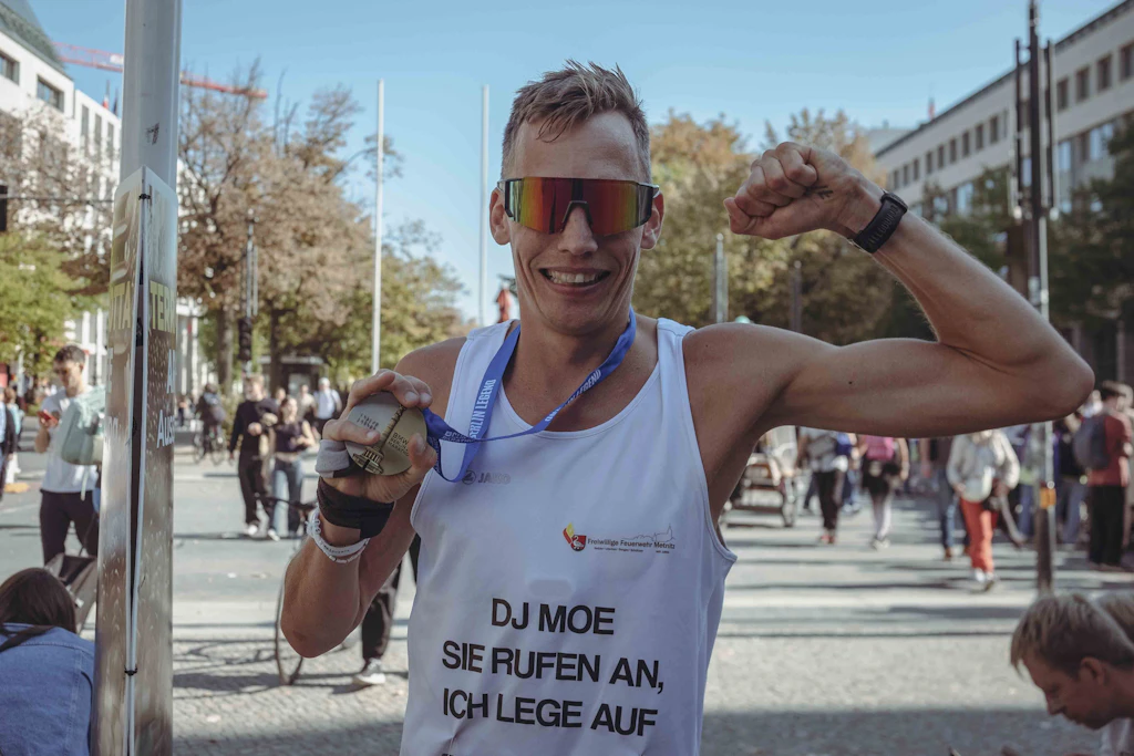 Geschafft und mit neuer Bestzeit: Matthias aus Österreich lief beim Berlin-Marathon 2:38 Stunden. Es war sein siebter Marathon und sein erster in Berlin.