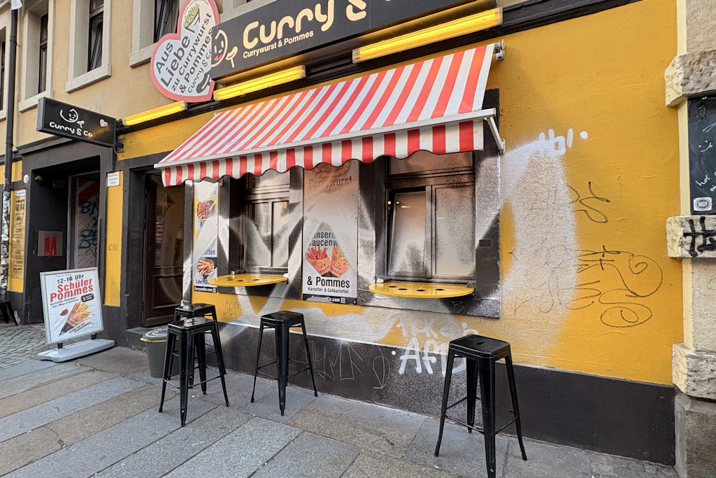 Der beliebte Dresdner Imbiss Curry & Co. in der Dresdner Neustadt wurde komplett mit Farbe besprüht.