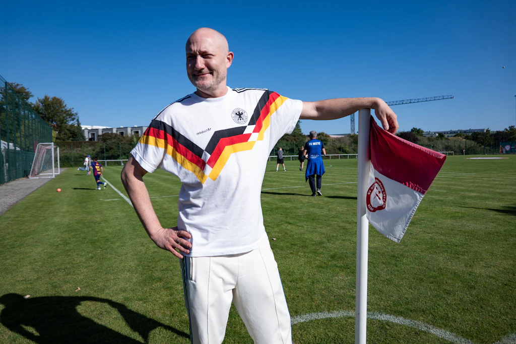 Bodenständig geblieben: Weltstar Paul Kalkbrenner am Spielfeldrand.