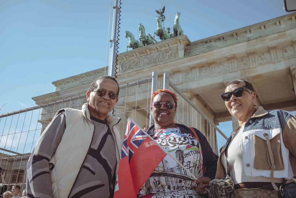 Mit der Flagge von Bermuda vor dem Brandenburger Tor: Maxine und Matthew feuerten beim Berlin-Marathon ihren Neffen Michael Watson an. Für beide war es der erste Besuch in Berlin.