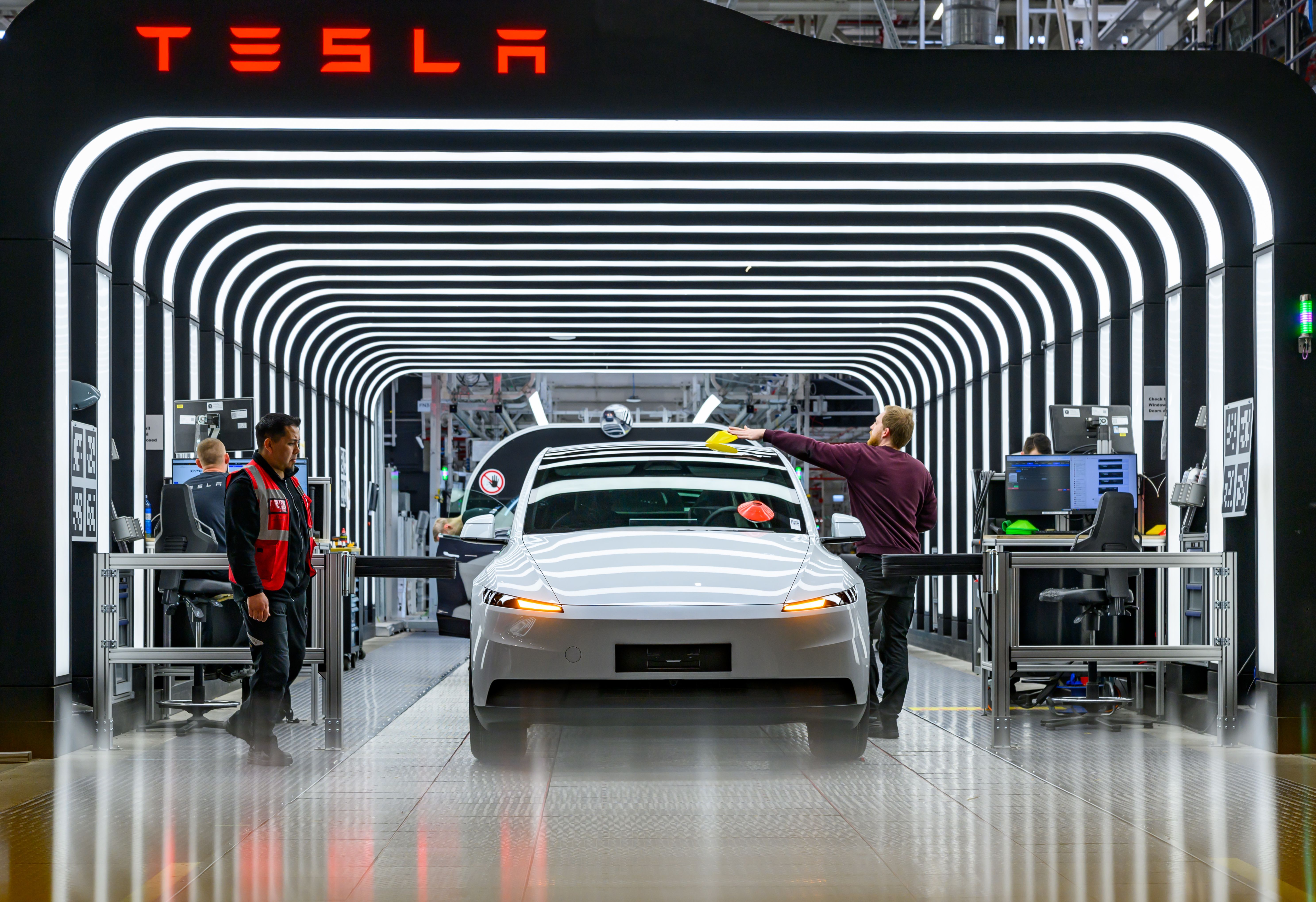 Bis zu 5 Prozent mehr Gehalt: Tesla hebt Löhne im Werk Grünheide an