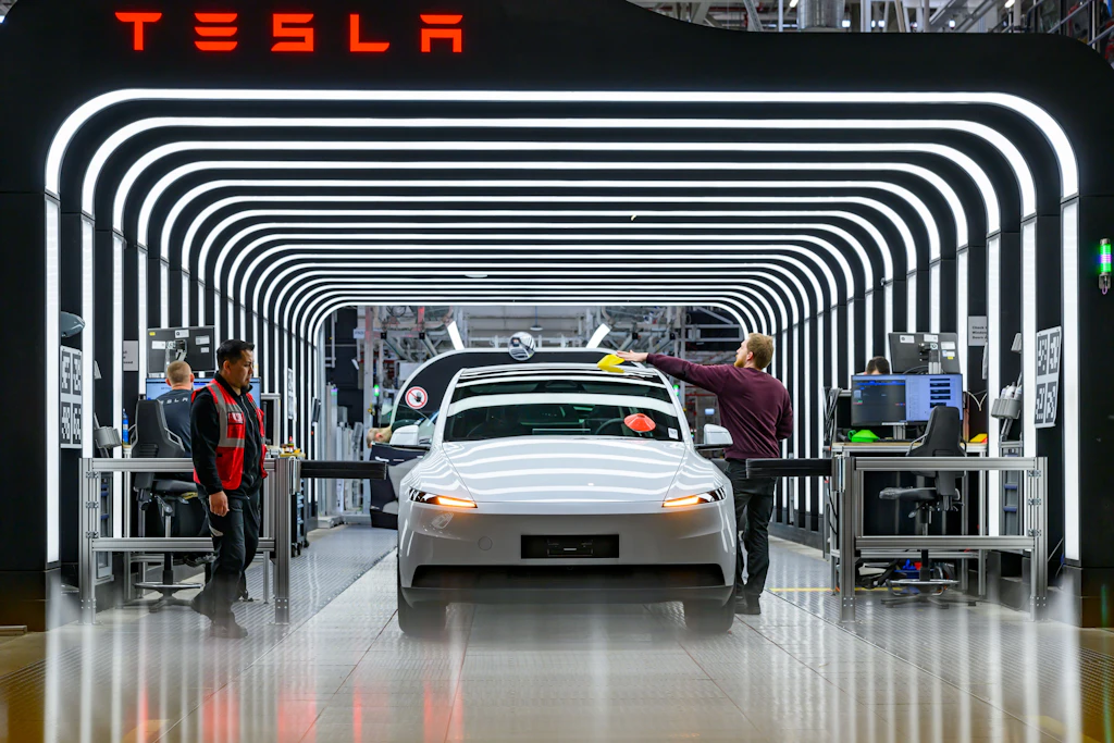 In der Gigafactory Berlin-Brandenburg werden Fahrzeuge vom Typ Tesla Model Y bei der Endkontrolle überprüft.