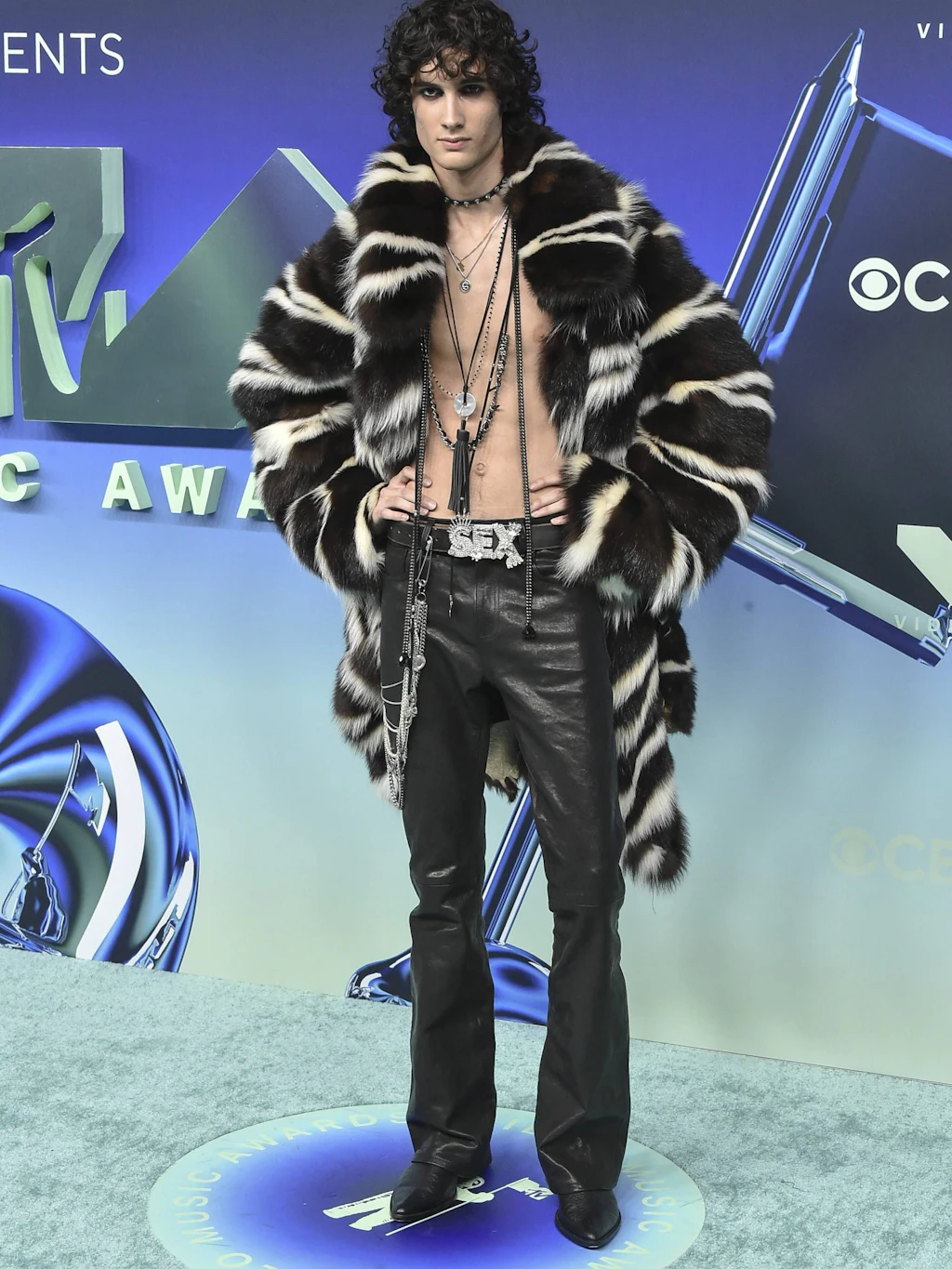 <strong>Flop:</strong> Mit seinen gefühlvoll-traurigen Songs begeistert der US-amerikanische Singer-Songwriter Sombr Millionen. Doch sein Outfit bei den VMAs ließ wenig übrig für Begeisterung. Der Rocker-Look wirkte etwas bemüht – als habe er versucht, Lenny Kravitz zu mimen. Der zerfledderte Pelzmantel, der nackte Oberkörper, der plakative „SEX“-Gürtel, der Nietenchoker und dazu die ausgestellte Lederhose. Weniger wäre in diesem Fall mehr gewesen.
