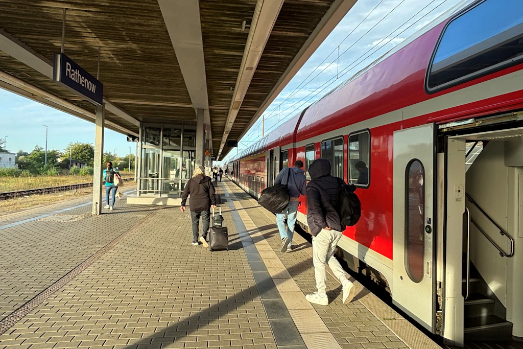 Kurz vor der Sperrung: Der Regionalexpress RE4 aus Berlin hält in Rathenow. Jetzt ruht der Verkehr, voraussichtlich bis Dezember 2027.