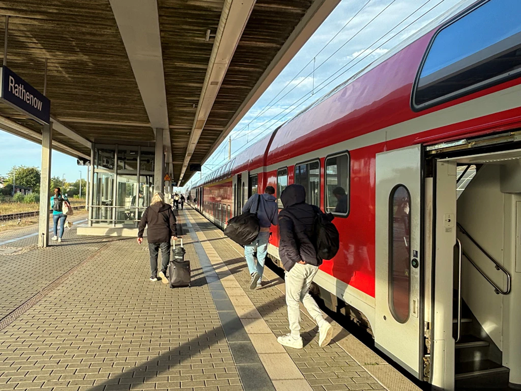 Kurz vor der Sperrung: Der Regionalexpress RE4 aus Berlin hält in Rathenow. Jetzt ruht der Verkehr, voraussichtlich bis Dezember 2027.