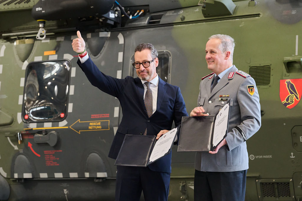 Jordi Boto, Geschäftsführer Elbe Flugzeugwerke (l.)&nbsp; und Oberst im Generalstab, Frederik Holz, zeigen den Instandhaltungsvertrag für die NH90-Hubschrauber.