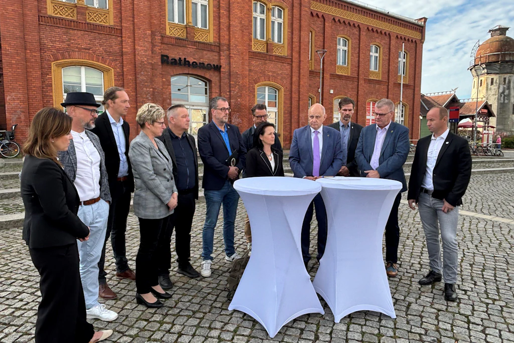 28. September: Landrat Roger Lewandowski (4. v. r.), Bürgermeister und Amtsdirektoren unterzeichnen einen Protestbrief. Er richtet sich an Bahnchefin Evelyn Palla, Verkehrsminister Steffen Bilger und Brandenburgs Infrastrukturminister Robert Crumbach.