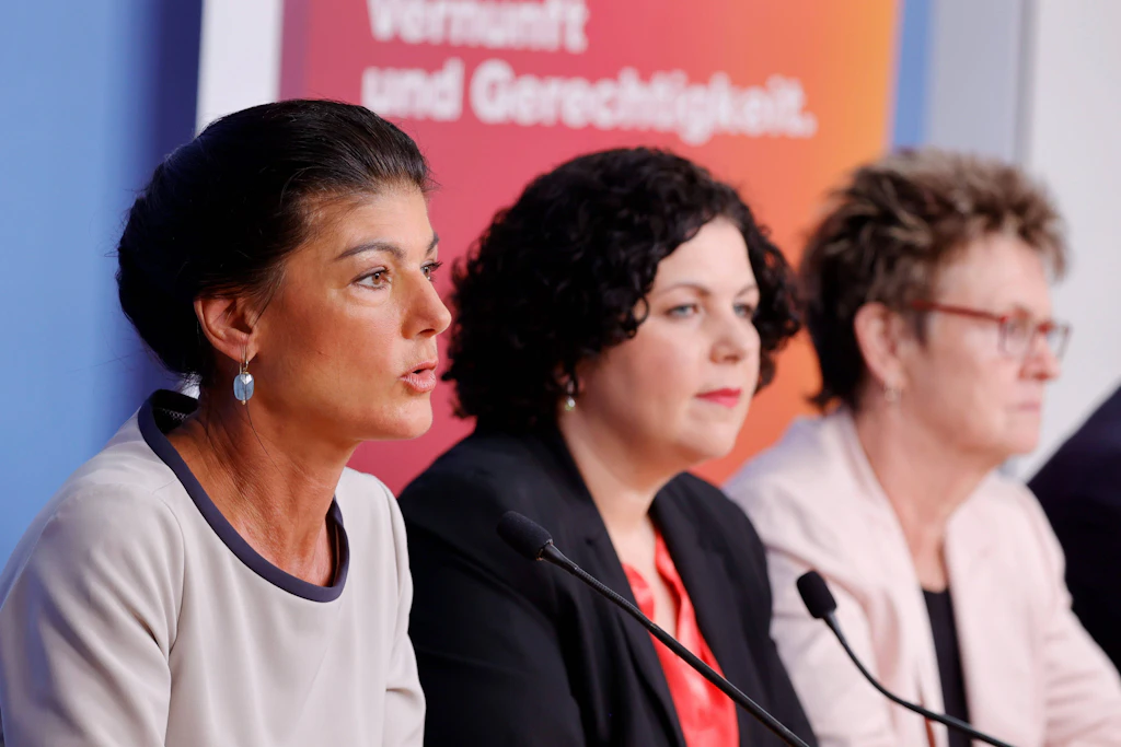 Das BSW streicht die Parteigründerin Sahra Wagenknecht (l.) ab Oktober aus dem Namen.