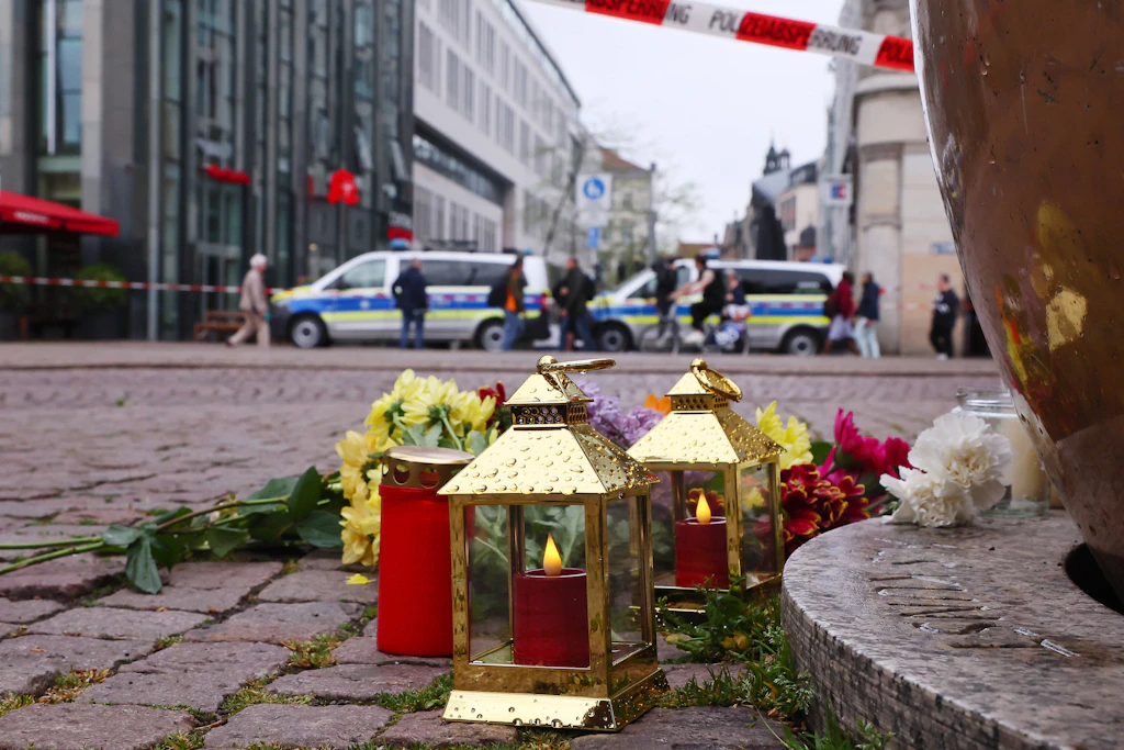 Vor dem Landgericht Leipzig muss sich ein 33-jähriger Mann wegen einer Amokfahrt durch die Leipziger Innenstadt verantworten, bei der zwei Menschen ums Leben kamen.