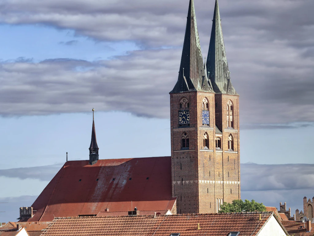 Die St.-Marien-Kirche in Stendal. Auch die Hansestadt in Sachsen-Anhalt ist nicht mehr auf direktem Wege per Bahn von Berlin und Hannover erreichbar.