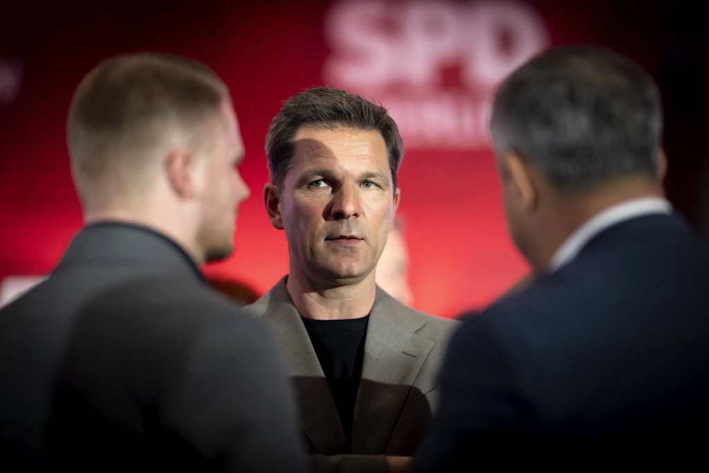 Der Landesvorsitzende der Berliner SPD, Steffen Krach (M.), im Gespräch mit SPD-Generalsekretär Tim Klüssendorf (l.) und Raed Saleh, dem Fraktionsvorsitzenden der SPD im Berliner Abgeordnetenhaus.
