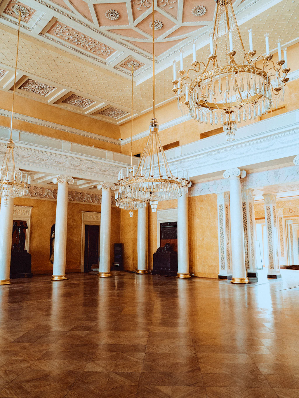 Der Festsaal im Weimarer Schloss: Die schmalen Galerien an den Seiten werden von ionischen Säulen getragen.