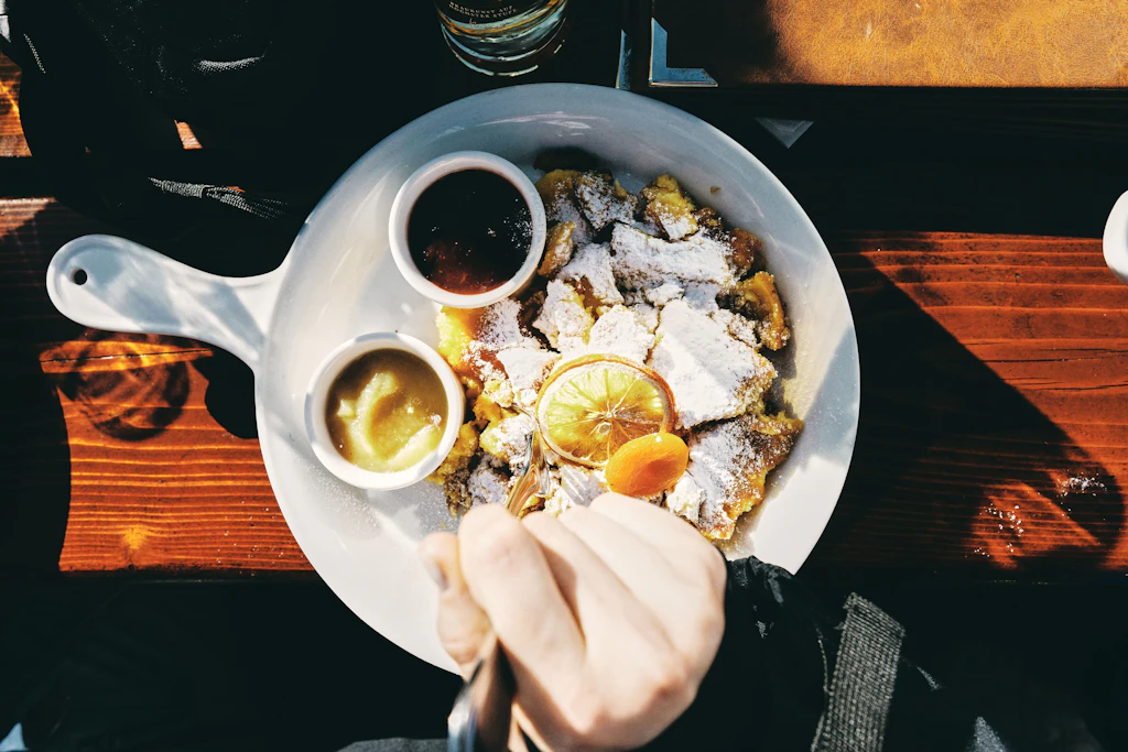 Darf’s ein bisschen Mehl sein? Längst lieben auch wir Deutschen österreichische Mehlspeisen wie den Kaiserschmarrn.