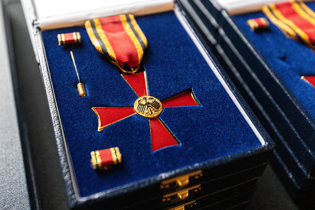 Das Bundesverdienstkreuz am Bande.