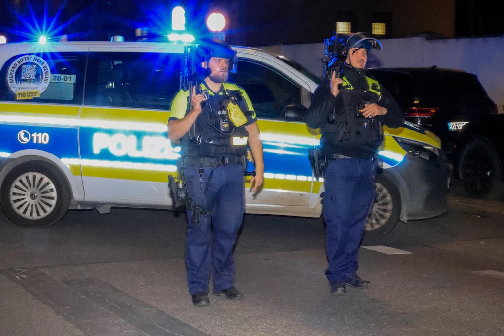 In der Perleberger Straße gegenüber dem Polizeiabschnitt 27 wurde aus einem Auto heraus ein 22-Jähriger angeschossen.