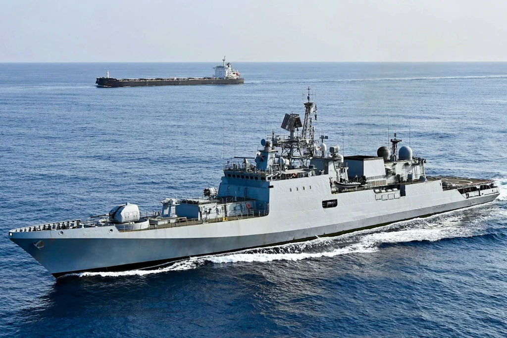 Ein Schiff der indischen Marine begleitet Handelsschiffe durch die Meerenge Bab al-Mandab. Die Sicherheit der Route ist durch die Kämpfe im Jemen erneut in den Fokus gerückt.