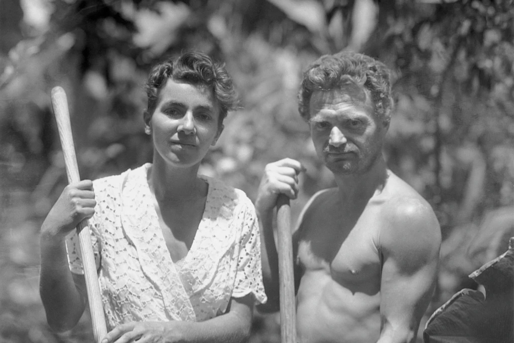 Dore Strauch und Friedrich Ritter um 1932 in ihrem Garten auf Floreana. Fünf Jahre nach ihrer Ankunft war Ritter tot.
