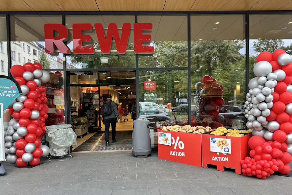 Der Rewe-Markt in der Schivelbeiner Straße hat am vergangenen Donnerstag nach Umbau neu eröffnet.  